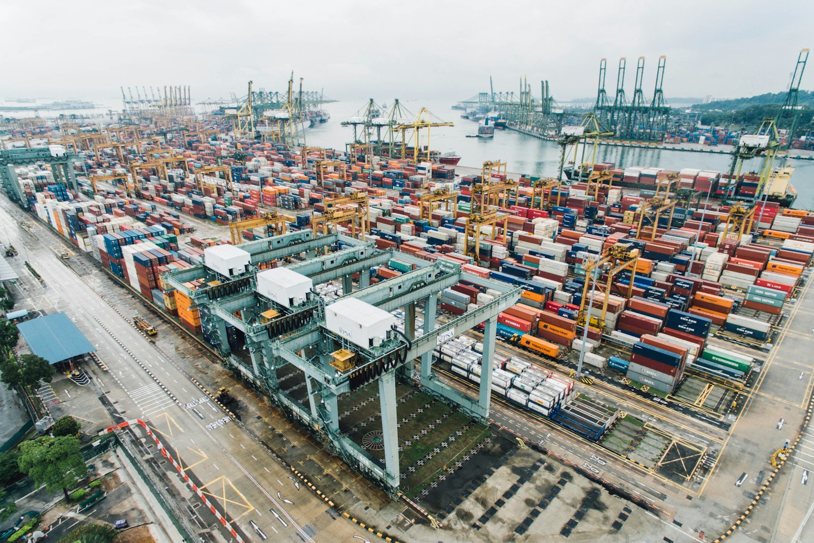 Contenedores en puerto asiático, coordinación logística China-Latinoamérica